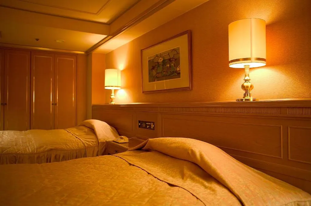 Kokusai Hotel Kyōto 4*,
